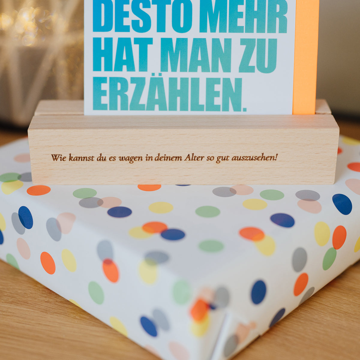 Kartenständer aus Holz "Wie kannst du es wagen in deinem Alter so gut auszusehen!"