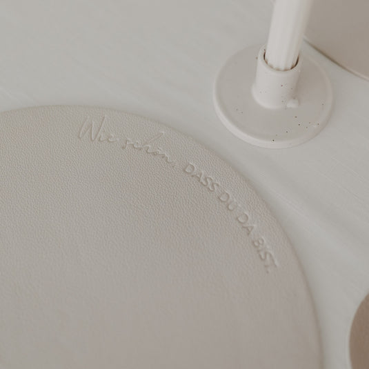 Wendbare Platzsets aus Kunstleder - Creme - ,,Wie schön, dass es dich gibt“