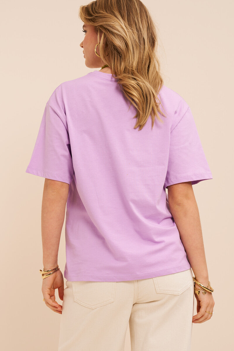 Fliederfarbenes T-Shirt mit roter "Rue Saint Honoré"- Aufschrift