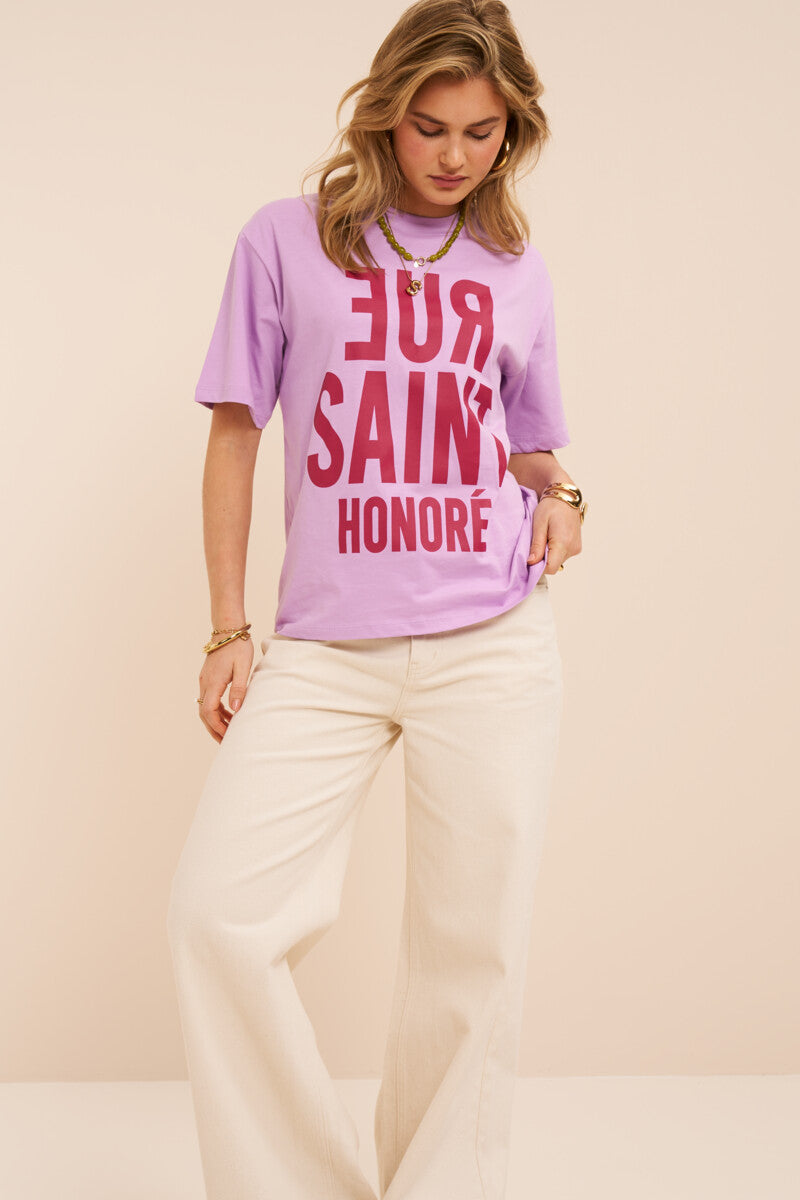 Fliederfarbenes T-Shirt mit roter "Rue Saint Honoré"- Aufschrift