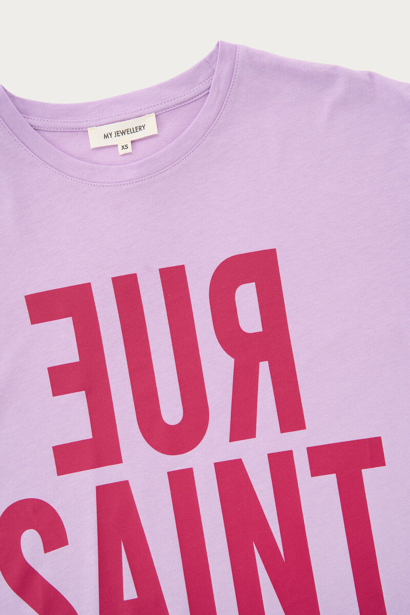 Fliederfarbenes T-Shirt mit roter "Rue Saint Honoré"- Aufschrift