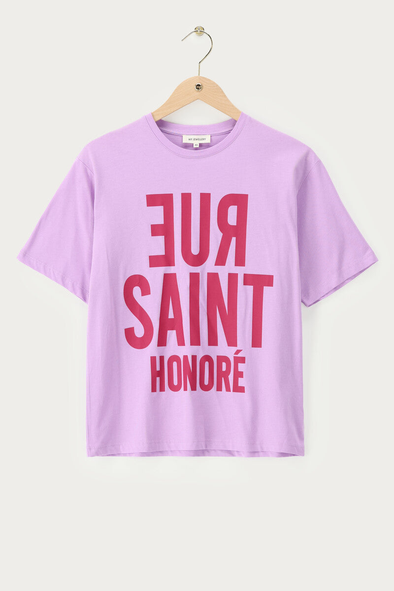 Fliederfarbenes T-Shirt mit roter "Rue Saint Honoré"- Aufschrift