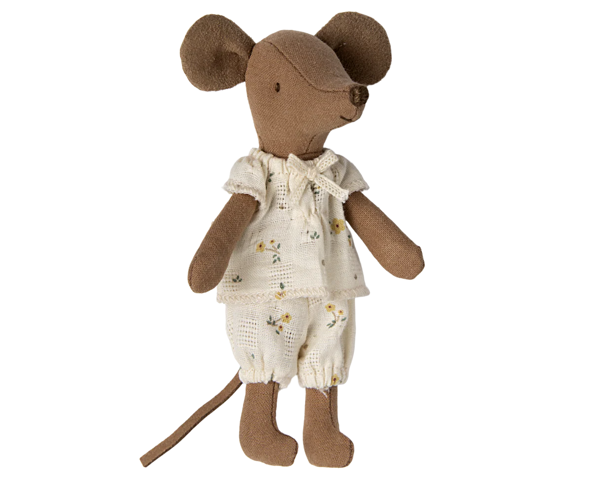 Große Schwester Maus in Streichholzschachtel