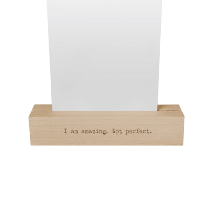 Kartenständer aus Holz "I am amazing. Not perfect."