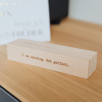 Kartenständer aus Holz "I am amazing. Not perfect."