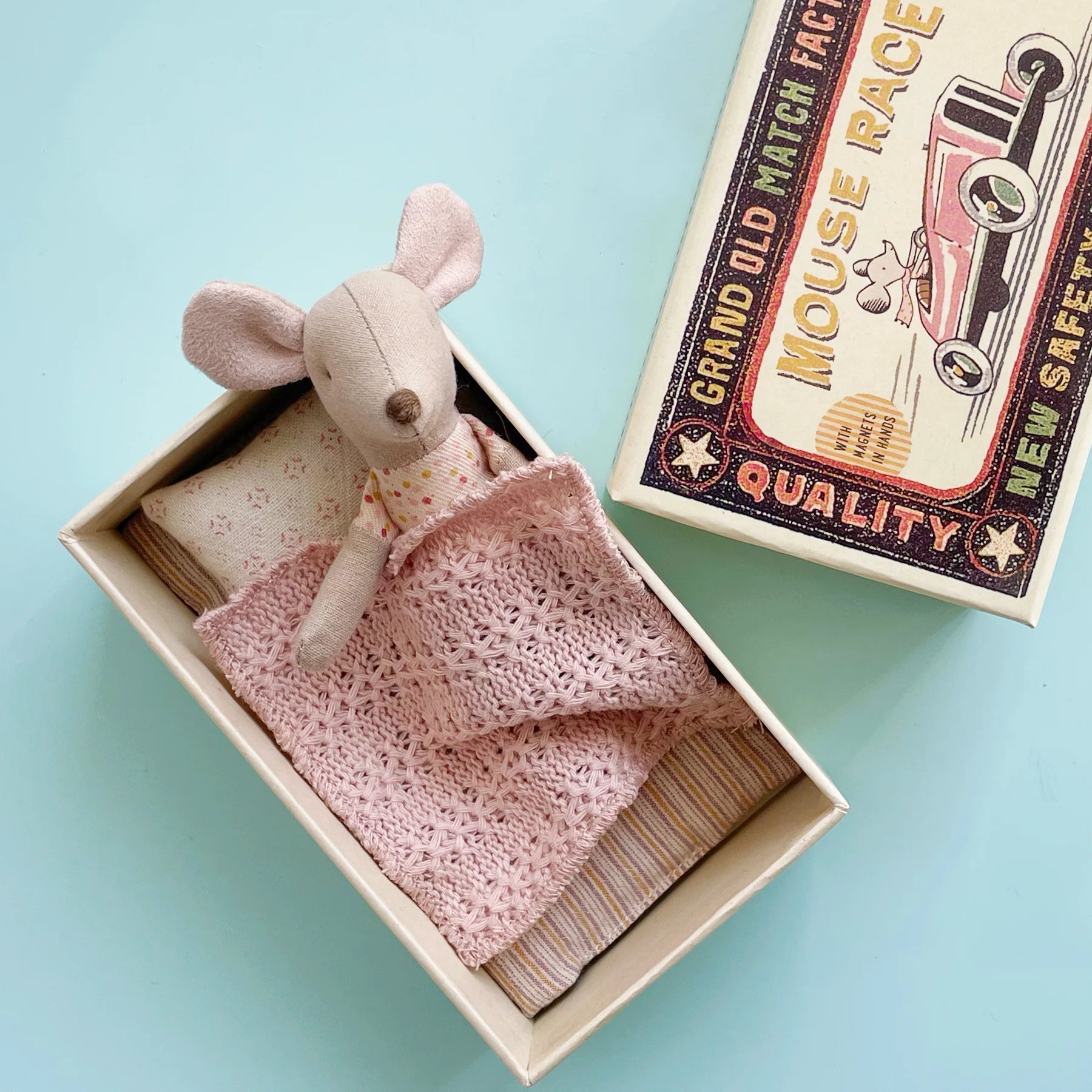 Kleine Schwester Maus in Streichholzschachtel
