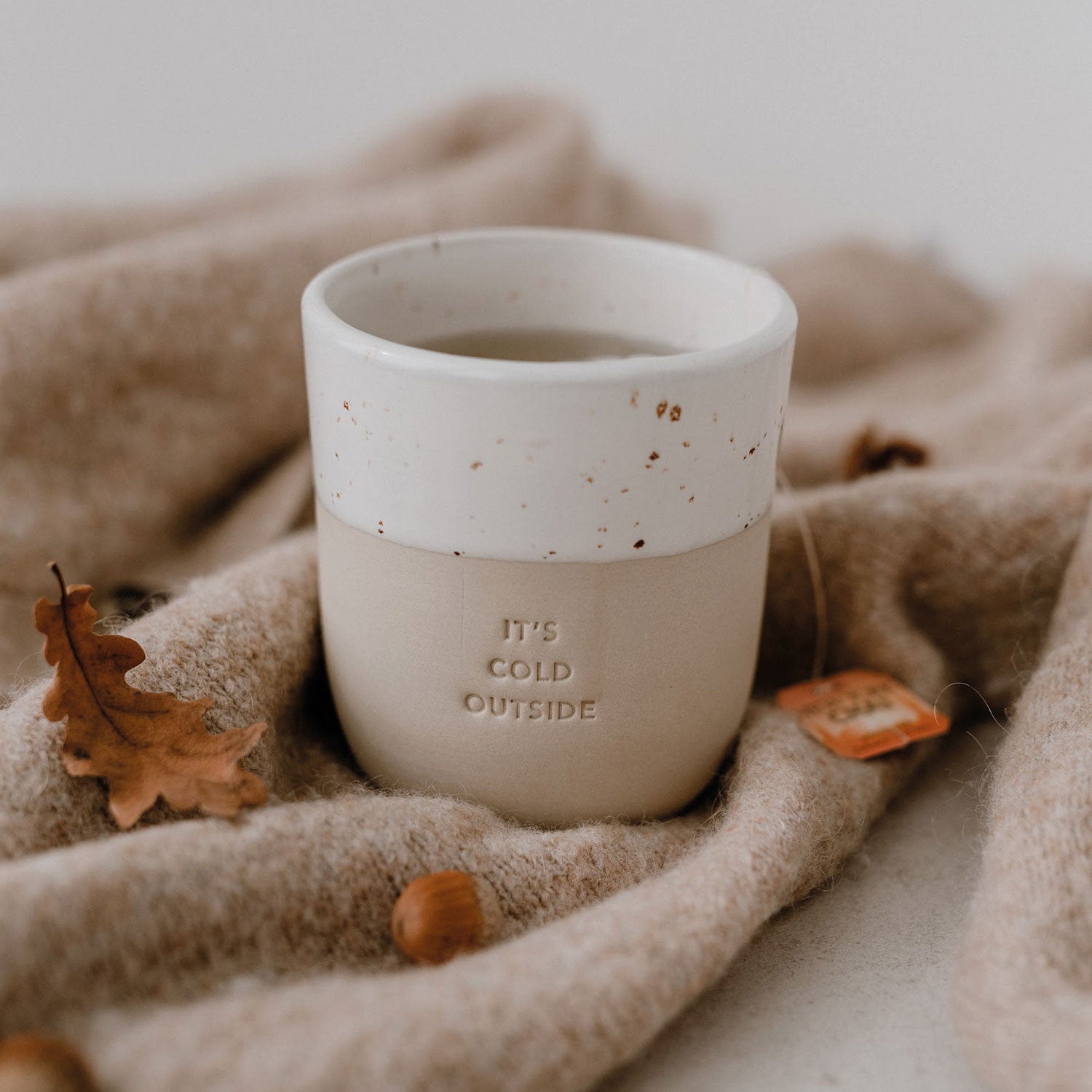 Steingut Becher "It's cold outside"