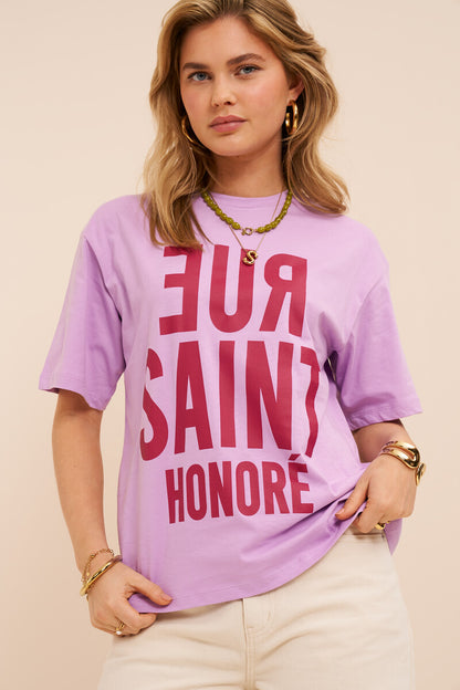 Fliederfarbenes T-Shirt mit roter "Rue Saint Honoré"- Aufschrift