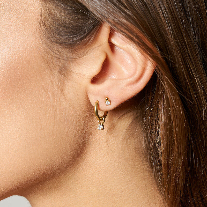 Minimalistische goldene Creolen mit Strassstein