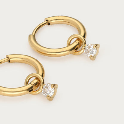 Minimalistische goldene Creolen mit Strassstein