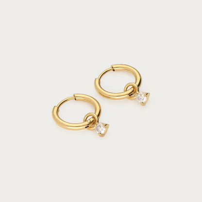 Minimalistische goldene Creolen mit Strassstein